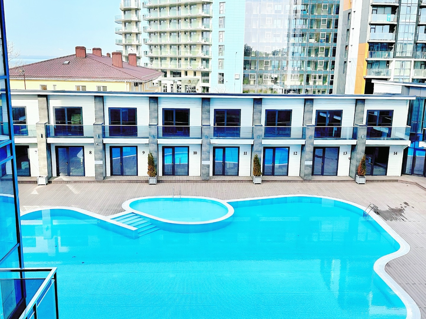Продаются апартаменты от собственника в отеле Grand Sapphire Hotel 4★, расположенном прямо на побережье Чёрного моря.

Основные преимущества:
	•	Полностью оборудованный номер: кухня, холодильник, стиральная машина, чайник, микроволновка, телевизор, кондиционеры.
	•	Подключён Wi-Fi.
	•	Выполнен дизай