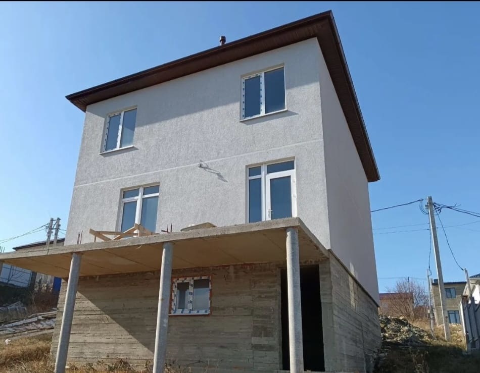 Супсех! Дом по цене двушки. 188кв.м., 35кв.м ж/б цоколь  отдельным входом и окном,  4 сотки ИЖС. На кадастровом учёте. Два санузла, две гардеробные.
Все перекрытия и цоколь - ЖБ монолит. ПЧО. Эл-во 15 кВт разведено, котёл, бойлер, фильтр. Цоколь 35кв.м с отдельным входом и окном. Центральные газ и
