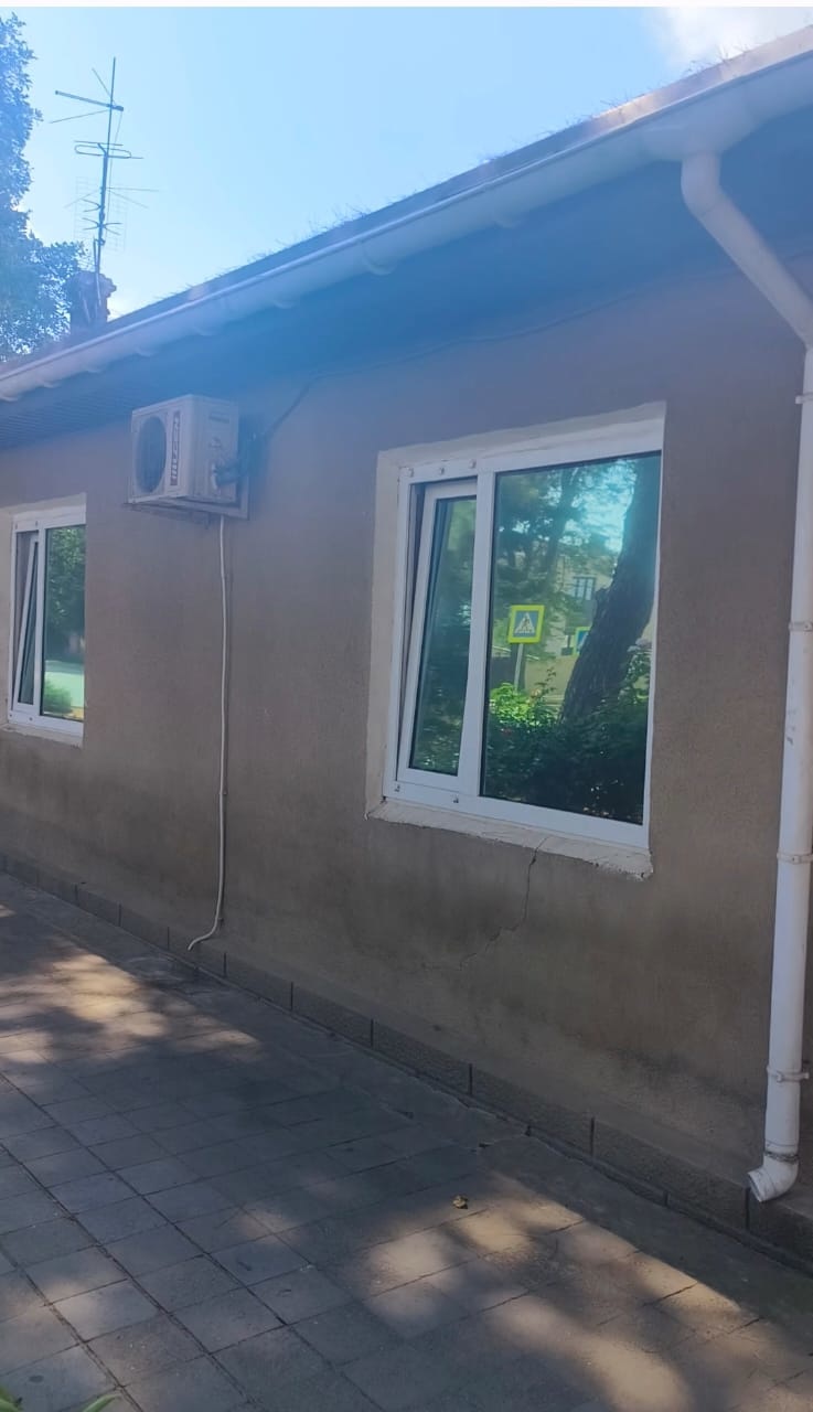 Продается дом в центре курортного города Анапа в 10 мин. от песчанной набережной.
 Дом 85 кв м  состоит из кухни, и 3  изолированных комнат. 
Дом имеет выгодное расположение  с развитой инфраструктурой, в  10 минутной шаговой доступности к центральному парку с фонтанами, администрации и пляжу. 
на у
