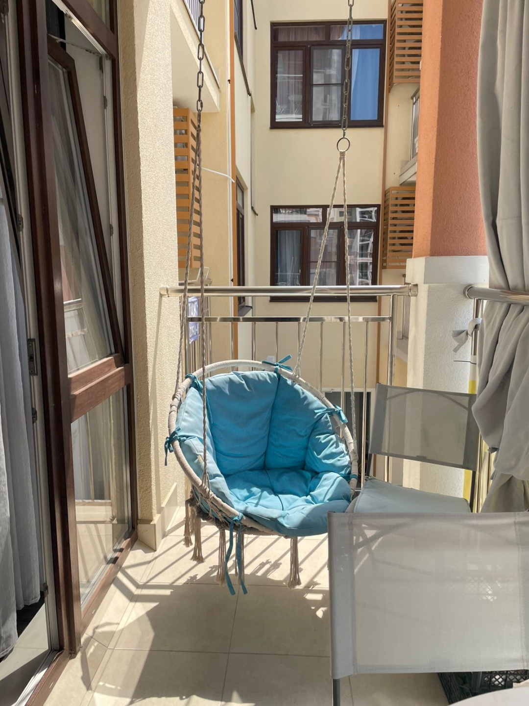 Студия в ЖК Holiday House (Кипарис) Бассейны, сетевые магазины, столовая, кофейня, ресторан, ПВЗ в шаговой доступности. К 2026 году будут сданы школа и детский сад. Расположен на равнине в окружении гор и зелени. Пешая доступность до моря. Вид на бассейн