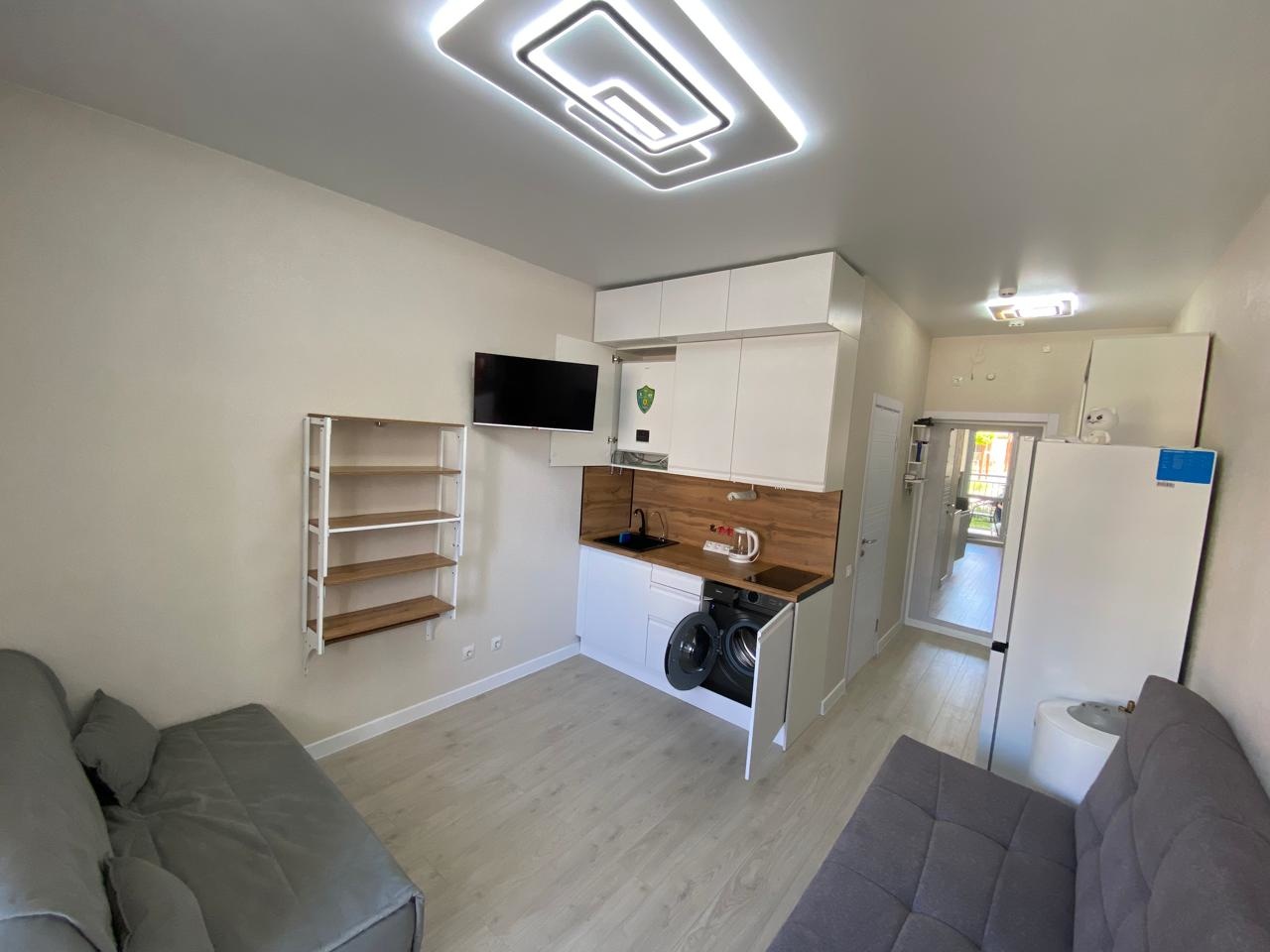Студия в ЖК Holiday House (Кипарис). Ремонт/мебель/техника. Бассейны, сетевые магазины, столовая, кофейня, ресторан, ПВЗ в шаговой доступности. К 2026 году будут сданы школа и детский сад. Расположен на равнине в окружении гор и зелени. Пешая доступность до моря