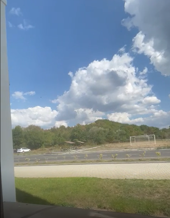 Евро-3к квартира в ЖК Holiday House (Кипарис). Ремонт/мебель/техника. Бассейны, сетевые магазины, столовая, кофейня, ресторан, ПВЗ в шаговой доступности. К 2026 году будут сданы школа и детский сад. Расположен на равнине в окружении гор и зелени. Пешая доступность до моря